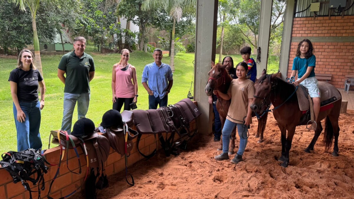 Sindicato Rural de Rondonópolis e Senar MT entregam kits de equoterapia para Centro de Reabilitação