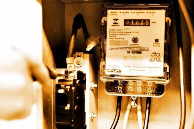 Fazer ligação clandestina de energia é crime e coloca vidas em risco