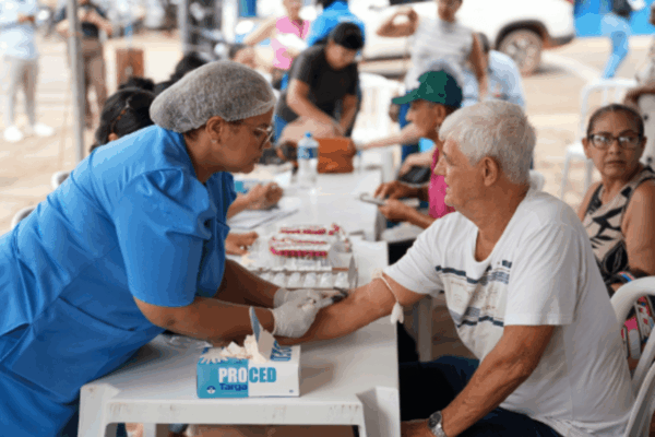 Rondonópolis | População recebe atendimentos e orientações sobre saúde renal na Praça Brasil