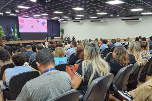 Seduc lança pós-graduação para capacitar profissionais no atendimento a alunos com TEA