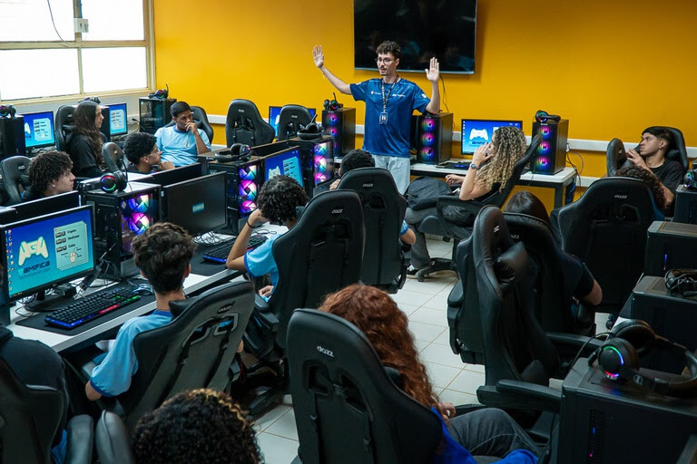 Pé-de-Meia amplia permanência escolar e ajuda jovens a projetar o futuro