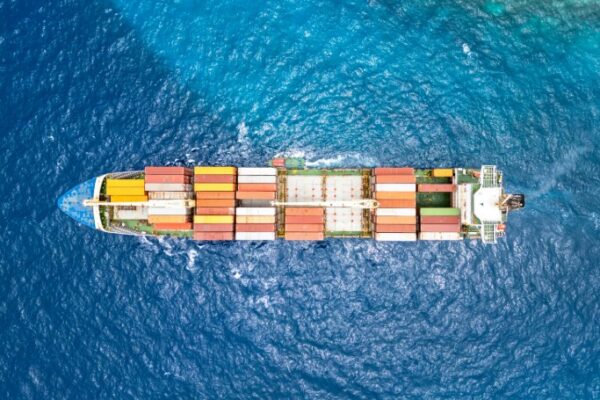 Tensão no Oriente Médio leva empresas a redesenhar rotas comerciais e pressionar logística global