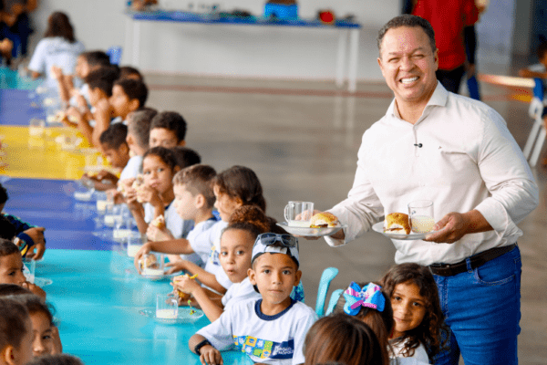 Rondonópolis | Rede municipal surpreende alunos com “Dia do Hambúrguer” saudável na merenda escolar