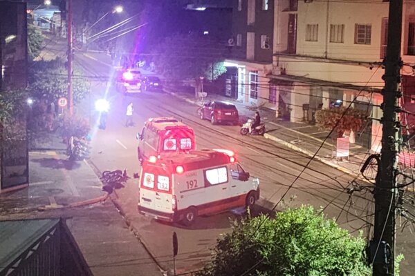 Motociclistas ficam feridos após acidente no cruzamento da Avenida Bandeirantes com Rua Poxoréu em Rondonópolis