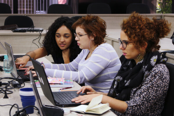 PrograMaria abre inscrições gratuitas e ilimitadas para mulheres e grupos minorizados em imersão de IA