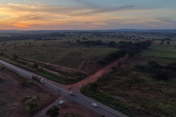 Prefeito Cláudio Ferreira assina licitação para asfaltar 8,6km da Estrada do Campo Limpo