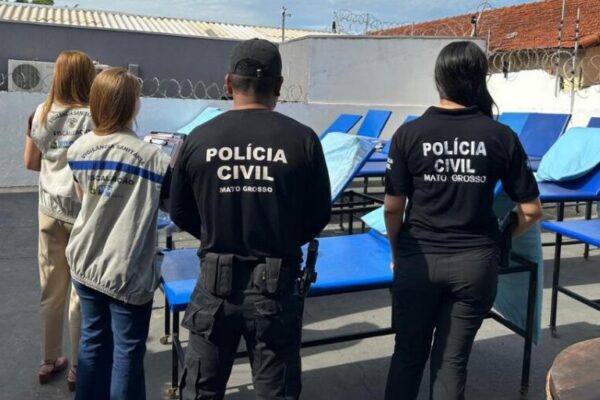 CUIDADO: Clínica de bronzeamento em Cuiabá é alvo da polícia por câmera escondida em vestiário