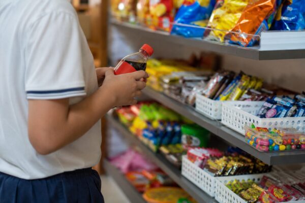 Chocolate, refrigerante e salgadinhos estão proibidos nas escolas de MT; veja o que muda nas cantinas