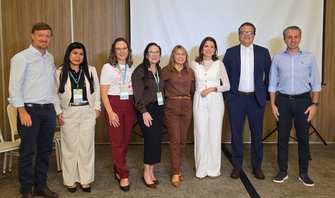 Foto diretor-presidente do GEMTE, Guilherme Scheffer e secretárias municipais de Educação, no workshop de planejamento