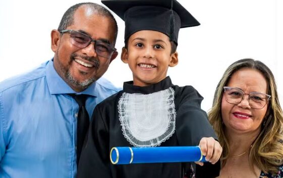 Avô descobre autismo aos 55 anos após diagnóstico do neto e relato emociona: “Foi libertador”