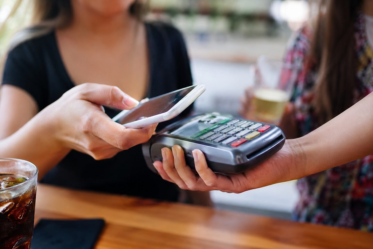 Como evitar golpes na hora de pagar a conta em bares e restaurantes cheios d9b5d9df-7c6c-4b31-a2c0-11674d611485