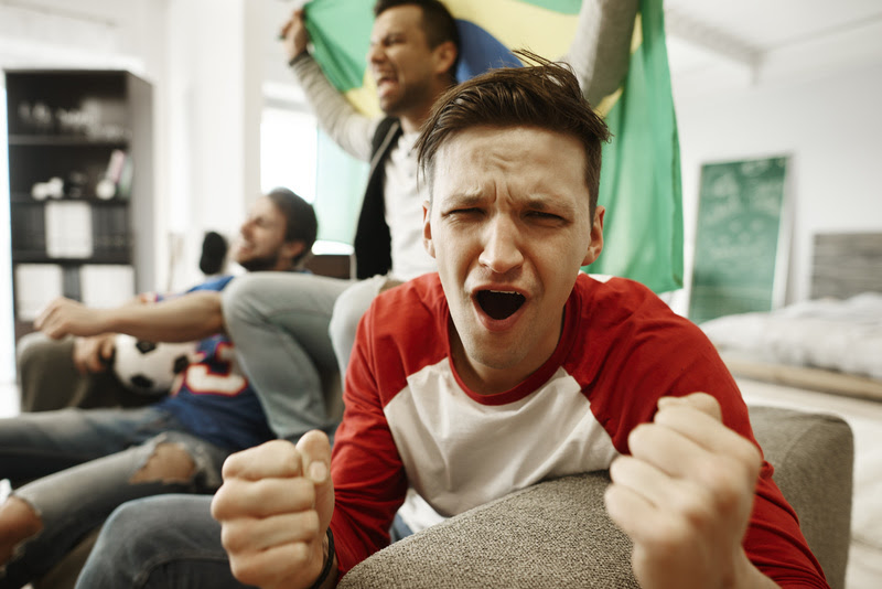 Camiseta da sorte, lugar marcado no sofá: por que torcedores repetem rituais em dias de jogo? Fan is disappointed with soccer game
