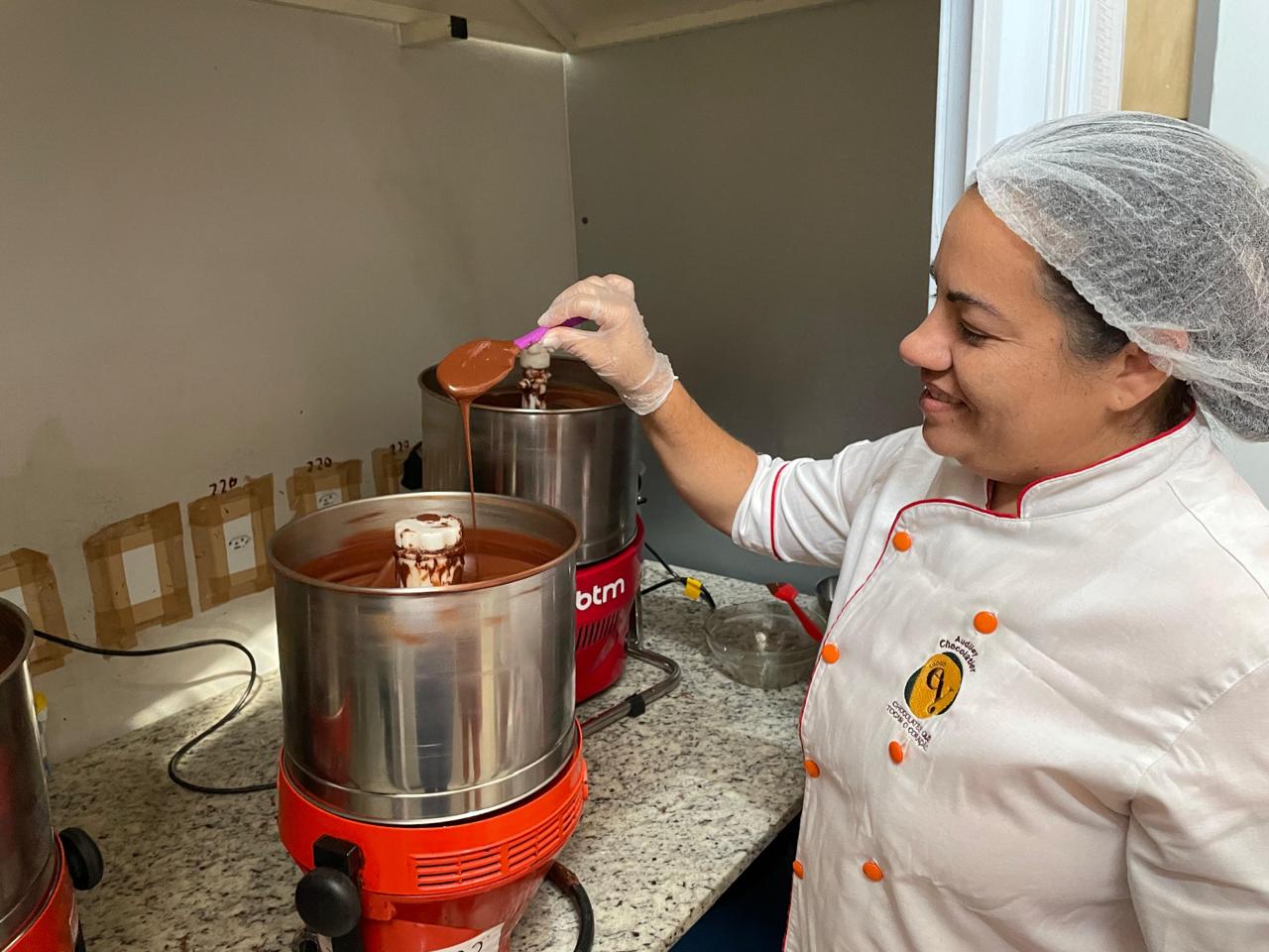 Do carrinho de chocolates em Tangará da Serra ao mercado internacional Do cultivo ao produto final Chocoey