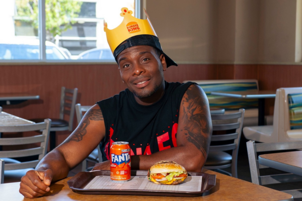 Burger King® apresenta Fanta como seu novo refrigerante e lança campanha com o ator Kel no clima das sitcoms: “Quem ama Fanta Laranja? Eu amo Fanta Laranja!”