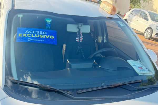 Taxistas e motoristas de aplicativo precisam retirar adesivo para acesso exclusivo à Exposul 2026 em Rondonópolis