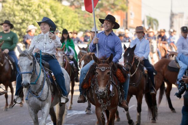 Prefeito e primeira-dama participam da tradicional Cavalgada junto a multidão em Rondonópolis