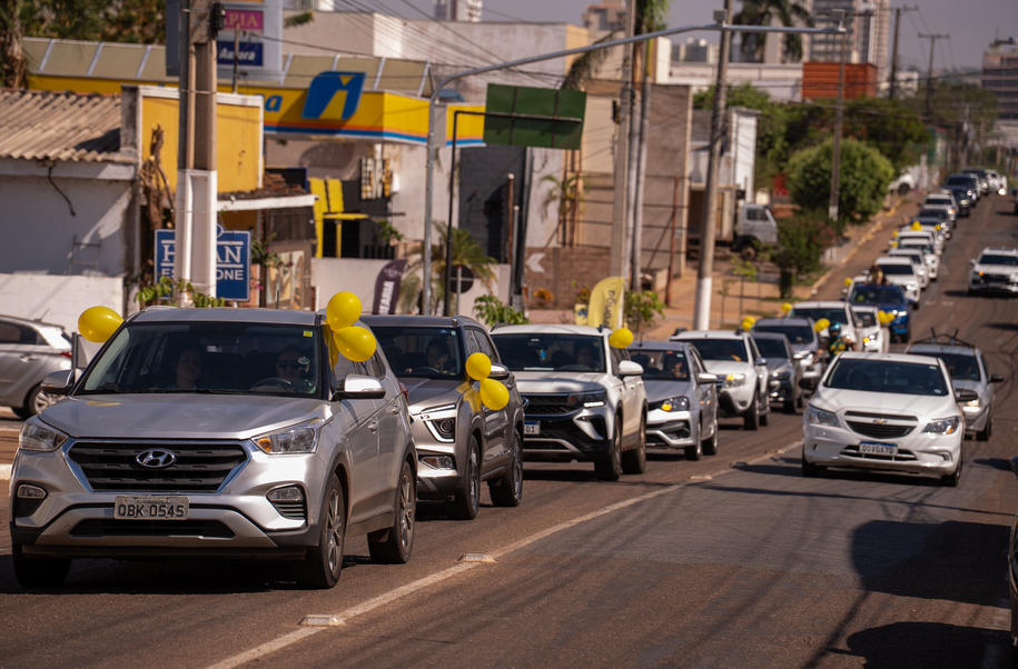 Balões amarelos tomam as ruas de Rondonópolis em alerta pela saúde mental carreata pela vida